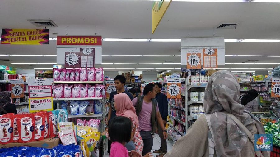 Gerai Giant yang akan tutup langsung diserbu oleh pengunjung, beberapa produk tampak langsung ludes dalam hitungan jam. 