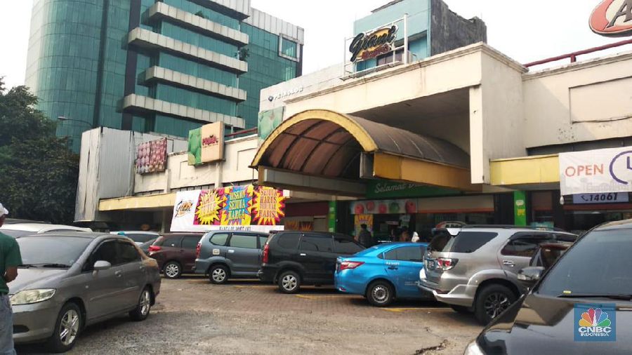 Gerai Giant yang akan tutup langsung diserbu oleh pengunjung, beberapa produk tampak langsung ludes dalam hitungan jam. 