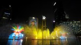 Warna-warni cahaya di Bundaran Hotel Indonesia saat perayaan HUT ke-492 DKI Jakarta, Sabtu (22/6/2019). (REUTERS/Willy Kurniawan)