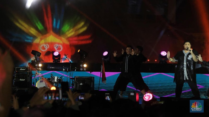 Perayaan yang dikemas dalam acara Jakarta Night Festival ini diisi dengan berbagai kegiatan panggung hiburan dan artis ibukota.