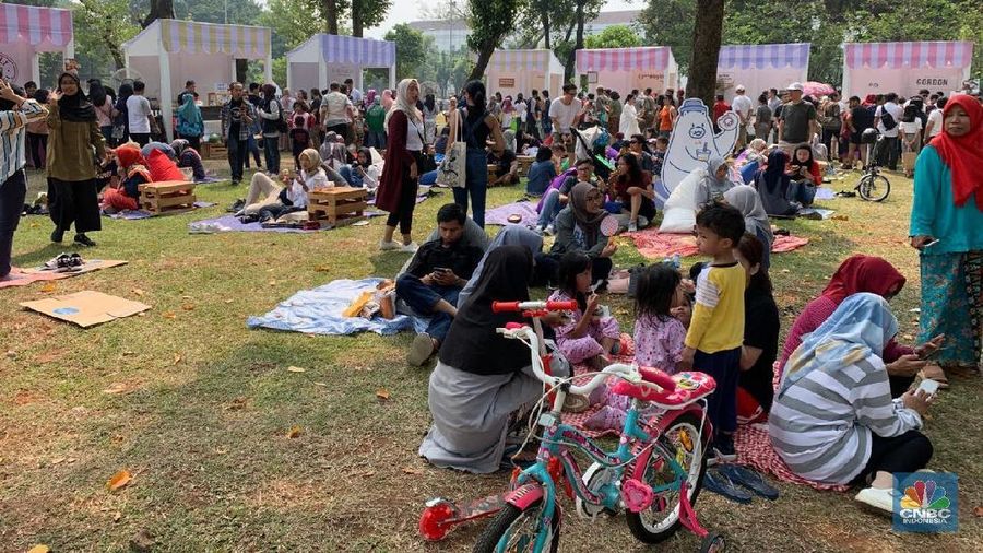 Memperingati HUT Jakarta ke-492 Tahun, Pemprov DKI Jakarta menggelar piknik massal dan pasar raia di Lapangan Banteng, Jakarta Pusat. Warga pun datang berjibun.