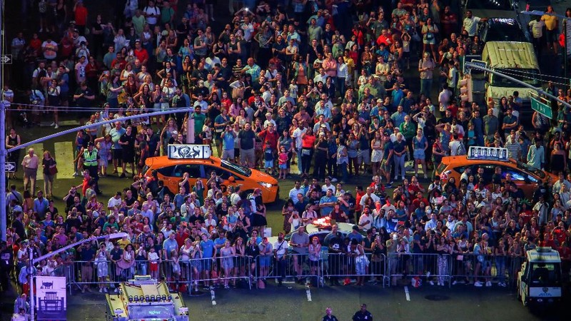 Wallenda dan Lijana berjalan di atas seutas kabel tembaga yang terbentang setinggi 1.300 kaki (396 meter) yang tergantung di antara gedung menara.