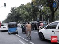 Pria Bugil Bersepeda Santai di Sekitar Monas