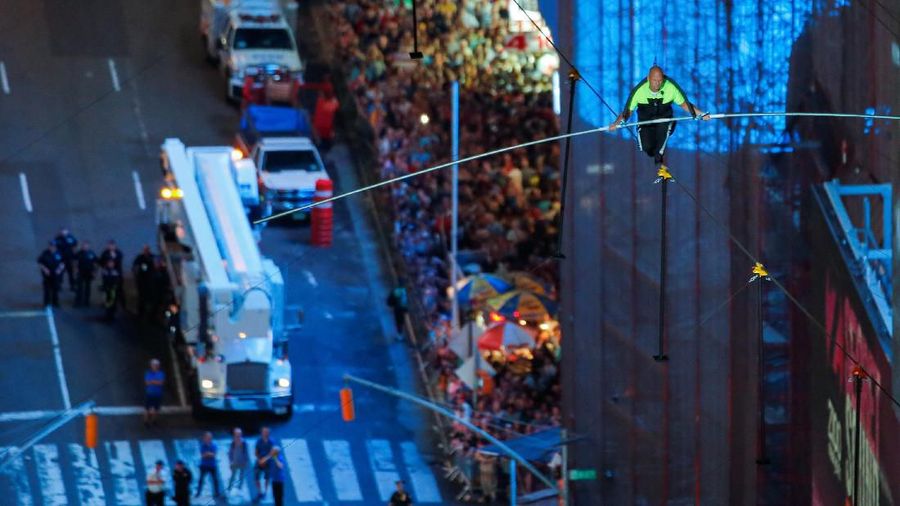 Wallenda dan Lijana berjalan di atas seutas kabel tembaga yang terbentang setinggi 1.300 kaki (396 meter) yang tergantung di antara gedung menara.
