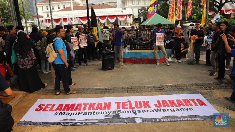 Massa melakukan aksi untuk menolak penerbitan IMB ratusan bangunan di Pulau Reklamasi