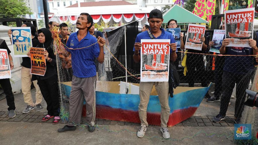Massa melakukan aksi untuk menolak penerbitan IMB ratusan bangunan di Pulau Reklamasi