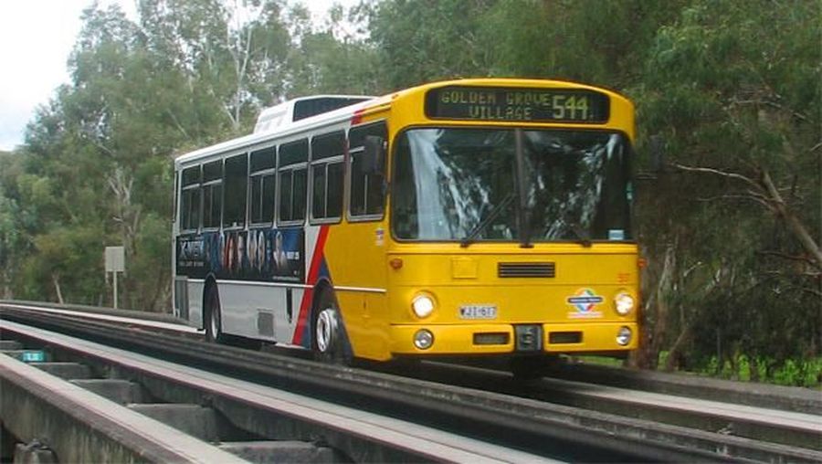 Dirjen Perhubungan Darat Budi Setiyadi menegaskan bahwa O-Bahn belum tentu diterapkan di Indonesia. Sebab O-Bahn masih sebatas wacana.