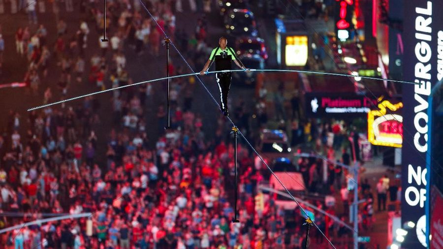 Wallenda dan Lijana berjalan di atas seutas kabel tembaga yang terbentang setinggi 1.300 kaki (396 meter) yang tergantung di antara gedung menara.