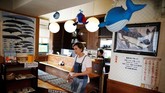 Restoran P-man di Minamiboso, timur Tokyo, Jepang. Setelah hampir 30 tahun, Jepang memutuskan untuk melepas keanggotaannya di International Whaling Commission (IWC) pada Desember kemarin. Jepang akan meneruskan perburuan paus untuk komersil pada 1 Juli 2019. (REUTERS/Issei Kato)