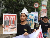 Tolak IMB Reklamasi, Massa Demo di Depan Balkot