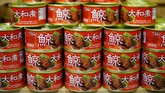 Paus dalam kemasan yang dijual WA-O!. Baik Abe dan pejabat Liberal Democratic Party, Toshihiro Nikai, diketahui berasal dari kawasan pemukiman yang akrab dengan penangkapan paus, seperti Shimonoseki dan Taiji. (REUTERS/Issei Kato)