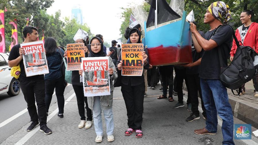Massa melakukan aksi untuk menolak penerbitan IMB ratusan bangunan di Pulau Reklamasi