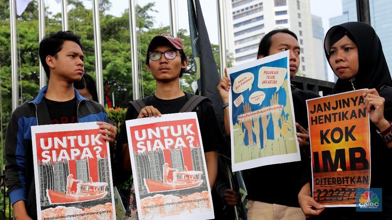 Massa melakukan aksi untuk menolak penerbitan IMB ratusan bangunan di Pulau Reklamasi