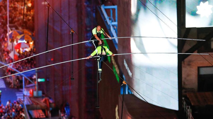 Wallenda dan Lijana berjalan di atas seutas kabel tembaga yang terbentang setinggi 1.300 kaki (396 meter) yang tergantung di antara gedung menara.