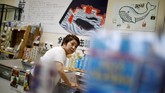 Toko WA-O! di Minamiboso yang menjual daging paus. Jepang bergabung dengan IWC sejak tahun 1951, karena kelompok itu punya konsep penangkapan paus sekaligus melestarikannya. Tapi konsep itu berubah menjadi konservasi, padahal paus merupakan kuliner tradisional di Jepang. (REUTERS/Issei Kato)