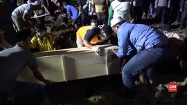 VIDEO: Jenazah Korban Kebakaran Pabrik Korek Gas Dimakamkan