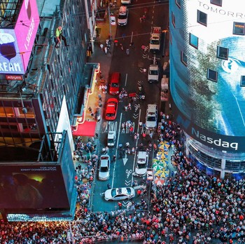 Aksi Nekat Dua Saudara Menyeberangi Gedung di Times Square