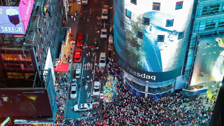 Wallenda dan Lijana berjalan di atas seutas kabel tembaga yang terbentang setinggi 1.300 kaki (396 meter) yang tergantung di antara gedung menara.
