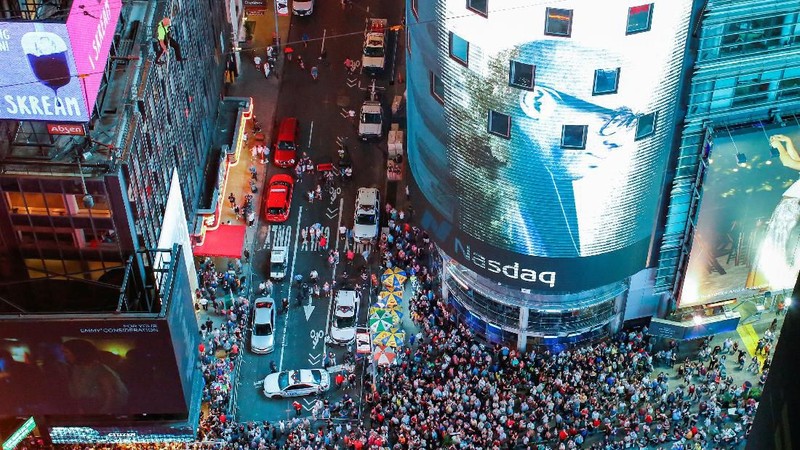 Wallenda dan Lijana berjalan di atas seutas kabel tembaga yang terbentang setinggi 1.300 kaki (396 meter) yang tergantung di antara gedung menara.