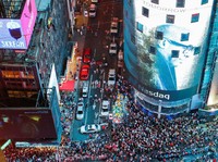 Aksi Nekat Dua Saudara Menyeberangi Gedung di Times Square