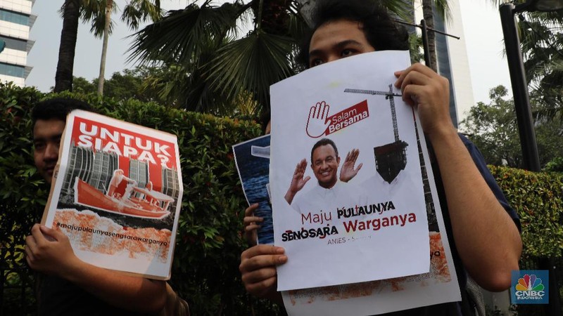 Massa melakukan aksi untuk menolak penerbitan IMB ratusan bangunan di Pulau Reklamasi