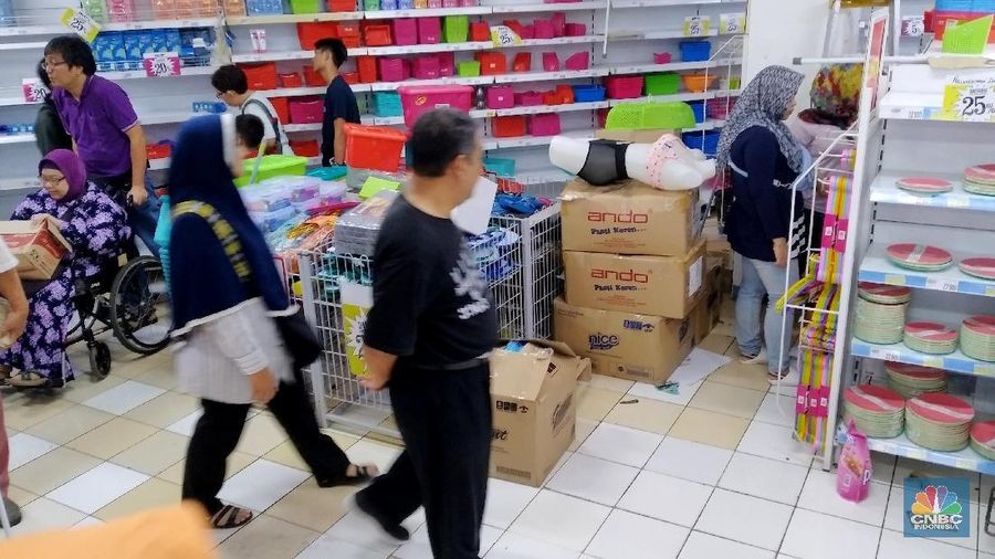 Suasana Giant Expres di Cinere, Depok, Jawa Barat. Senin (24/6) yang akan tutup. (CNBC Indonesia/Muhammad Sabki)