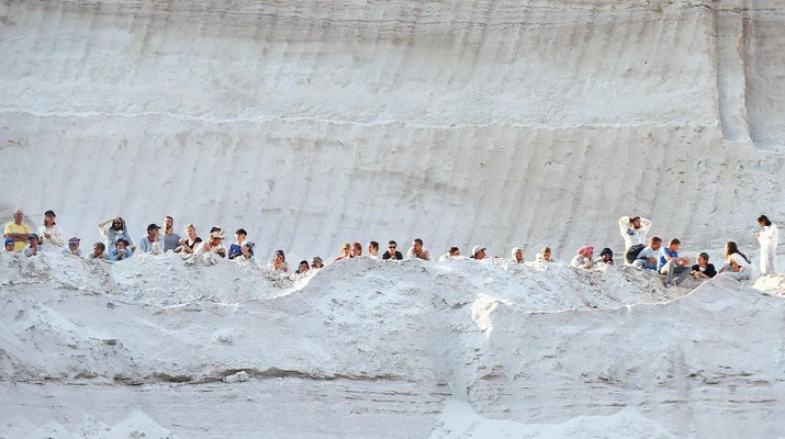 Demonstran perubahan iklim di tambang Garzweiler dalam kampanye menolak penggunaan bahan bakar fosil (REUTERS/Thilo Schmuelgen) Environmental activists sit inside a pit of Garzweiler open cast brown coal mine during a protest against the climate change near Duesseldorf, Germany June 22, 2019. REUTERS/Thilo Schmuelgen
