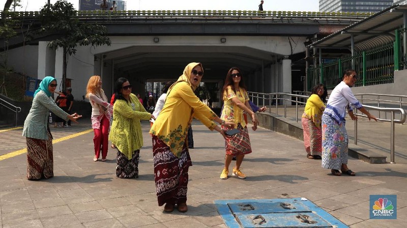 Mereka mengajak para warga untuk mengenakan busana identitas Indonesia seperti berkebaya pada hari selasa.