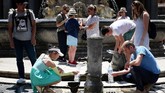 Kementerian Kesehatan Prancis mengimbau supaya pemerintah membuka taman-taman bagi para tunawisma untuk berteduh. Mereka juga meminta pemerintah daerah membantu para warga lanjut usia terhadap dampak gelombang panas. (Photo by Alberto PIZZOLI / AFP)
