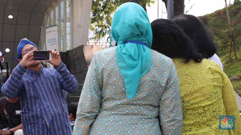 Mereka mengajak para warga untuk mengenakan busana identitas Indonesia seperti berkebaya pada hari selasa.