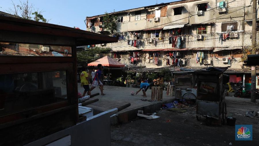 Aktifitas kegiatan penghuni Rusun Penjaringan, Jakarta Utara, Selasa (25/6). Sejumlah 10 blok penghuni Rusun Penjaringan di relokasikan ke Rusun Buaya karena rusun tersebut merupakan bangunan lama. Warga yang terkena revitalisasi ini sekitar 600 KK atau 4.160 warga, direlokasi ke Rusunawa Rawa Buaya. Proses relokasi dilakukan berthan hingga batas terakhir para penghuni rusunawa sampai 07 Juli 2019. Menurut warga sekitar pihak pemprov membebaskan masyarakat umum untuk menyewa rusun itu. Hal itu tertuang dalam Pergub No 55 tahun 2018 jo Pergub No 29 tahun 2019. Dalam aturan itu, masyarakat umum berpenghasilan Rp 2,5 - 4,5 juta perbulan nantinya akan dibebankan tarif Rp 765 ribu diluar tagihan listrik dan air. Sedangkan untuk masyarakat terprogram (relokasi) akan dibebankan tarif Rp 505 ribu diluar tagihan listrik dan air. Sebelumnya mereka menyewa di rusunawa ini seharga Rp 50.000. (CNBC Indonesia/Muhammad Sabki)
