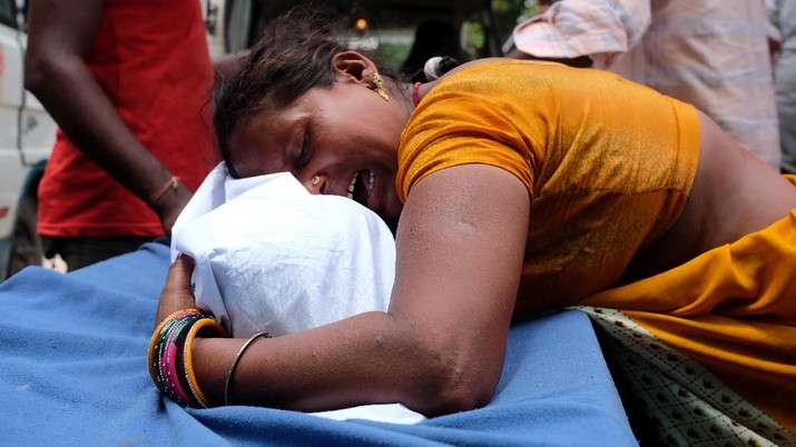 A woman mourns over her daughter's body, who died of acute encephalitis syndrome, outside a hospital in Muzaffarpur, in the eastern state of Bihar, India, June 19, 2019. REUTERS/Alasdair Pal