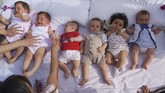 Masyarakat Katolik di Castrillo de Murcia, Sasamon, Burgos, Spanyol punya cara sendiri untuk mengusir iblis atau roh jahat pada bayi mereka, dengan cara melompatinya. (CESAR MANSO / AFP)