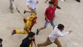 Meski dilakukan oleh umat Katolik, tradisi ini sendiri tak diakui oleh Vatikan. Paus Benediktus XVI menyebut para imam Katolik di Spanyol menjauhi diri mereka dari tradisi ini. (CESAR MANSO / AFP)