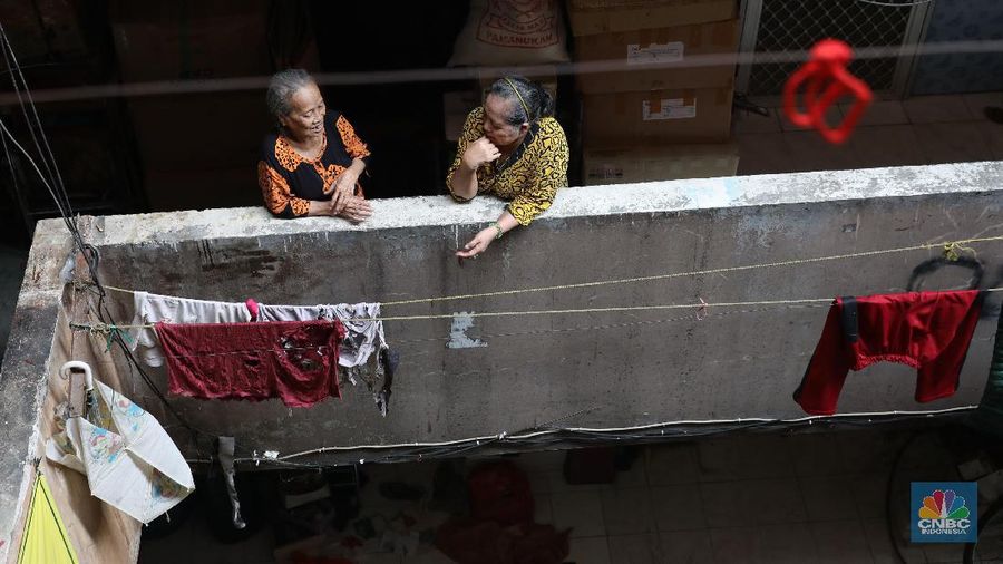 Aktifitas kegiatan penghuni Rusun Penjaringan, Jakarta Utara, Selasa (25/6). Sejumlah 10 blok penghuni Rusun Penjaringan di relokasikan ke Rusun Buaya karena rusun tersebut merupakan bangunan lama. Warga yang terkena revitalisasi ini sekitar 600 KK atau 4.160 warga, direlokasi ke Rusunawa Rawa Buaya. Proses relokasi dilakukan berthan hingga batas terakhir para penghuni rusunawa sampai 07 Juli 2019. Menurut warga sekitar pihak pemprov membebaskan masyarakat umum untuk menyewa rusun itu. Hal itu tertuang dalam Pergub No 55 tahun 2018 jo Pergub No 29 tahun 2019. Dalam aturan itu, masyarakat umum berpenghasilan Rp 2,5 - 4,5 juta perbulan nantinya akan dibebankan tarif Rp 765 ribu diluar tagihan listrik dan air. Sedangkan untuk masyarakat terprogram (relokasi) akan dibebankan tarif Rp 505 ribu diluar tagihan listrik dan air. Sebelumnya mereka menyewa di rusunawa ini seharga Rp 50.000. (²©²ÊÍøÕ¾/Muhammad Sabki)