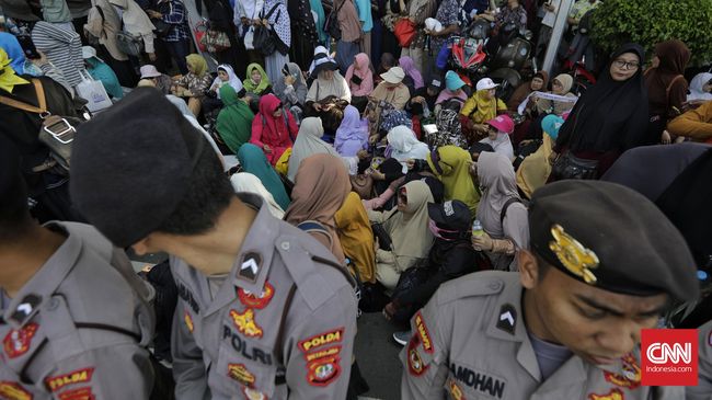 Dari Pemberitahuan ke Polri, 10 Elemen Massa Gelar Demo di MK - CNN Indonesia