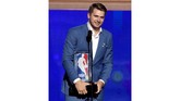 Pemain Dallas Mavericks Luka Doncic menerima penghargaan Rookie of the Year 2018/2019 pada NBA Awards 2019. (Kevin Winter/Getty Images for Turner Sports/AFP)