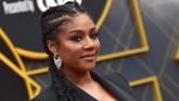 Komedian dan aktris Amerika Serikat Tiffany Haddish saat tiba di Barker Hangar untuk meramaikan acara NBA Awards 2019. (LISA O'CONNOR / AFP)