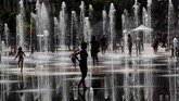 Accuweather memperkirakan gelombang panas di Eropa akan bertahan hingga awal Juli. (REUTERS/Eric Gaillard)