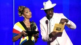 Aktris Amanda Seales dan aktor J. B. Smoove di atas panggung untuk menyerahkan salah satu trofi di NBA Awards 2019. (Kevin Winter/Getty Images for Turner Sports/AFP)