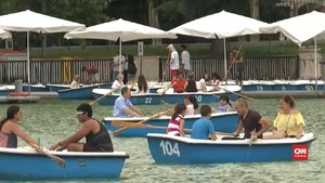VIDEO: Dilanda Gelombang Panas, Warga Madrid Kumpul di Danau