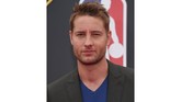 Aktor Justin Hartley yang terkenal dalam seri drama This Is Us tiba di Barker Hangar. (LISA O'CONNOR / AFP)