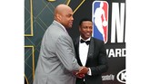Aktor Hollywood Chris Tucker bersalaman dengan legenda NBA Charles Barkley jelang acara NBA Awards 2019. (Joe Scarnici/Getty Images for Turner Sports/AFP)