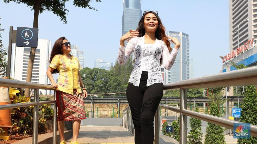 Mereka mengajak para warga untuk mengenakan busana identitas Indonesia seperti berkebaya pada hari selasa.