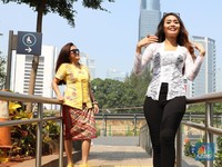 Begini Anggunnya Wanita Indonesia Berkebaya di Ruang Publik