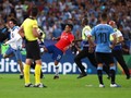 Bek Chile Tendang Penyusup, Suarez Coba Desak Wasit
