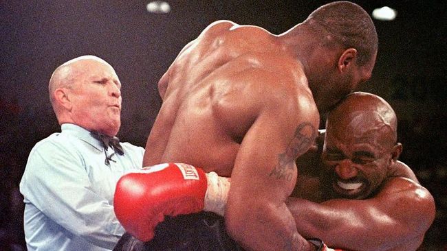Misteri Tyson Gigit Kuping Holyfield