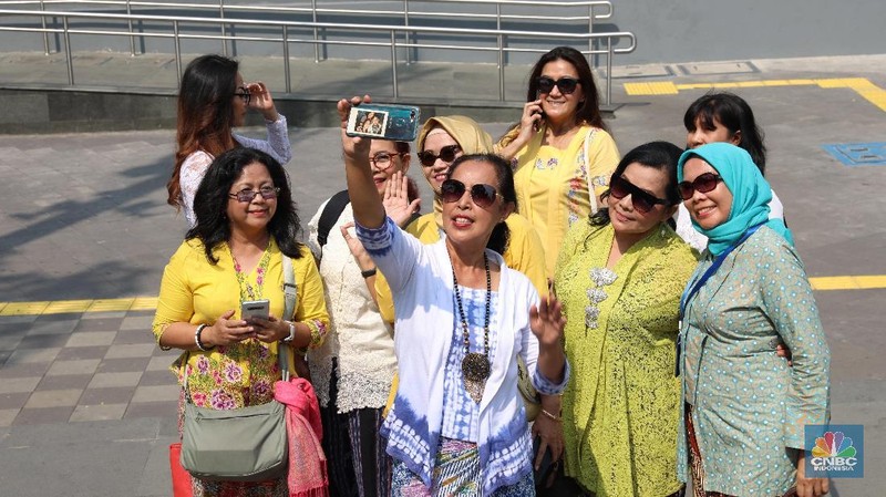 Mereka mengajak para warga untuk mengenakan busana identitas Indonesia seperti berkebaya pada hari selasa.
