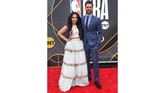 Komedian Hasan Minhaj dan istri, Beena Patel, hadir di NBA Awards 2019. (LISA O'CONNOR / AFP)