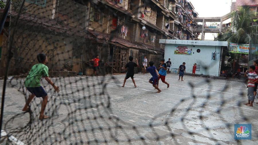 Aktifitas kegiatan penghuni Rusun Penjaringan, Jakarta Utara, Selasa (25/6). Sejumlah 10 blok penghuni Rusun Penjaringan di relokasikan ke Rusun Buaya karena rusun tersebut merupakan bangunan lama. Warga yang terkena revitalisasi ini sekitar 600 KK atau 4.160 warga, direlokasi ke Rusunawa Rawa Buaya. Proses relokasi dilakukan berthan hingga batas terakhir para penghuni rusunawa sampai 07 Juli 2019. Menurut warga sekitar pihak pemprov membebaskan masyarakat umum untuk menyewa rusun itu. Hal itu tertuang dalam Pergub No 55 tahun 2018 jo Pergub No 29 tahun 2019. Dalam aturan itu, masyarakat umum berpenghasilan Rp 2,5 - 4,5 juta perbulan nantinya akan dibebankan tarif Rp 765 ribu diluar tagihan listrik dan air. Sedangkan untuk masyarakat terprogram (relokasi) akan dibebankan tarif Rp 505 ribu diluar tagihan listrik dan air. Sebelumnya mereka menyewa di rusunawa ini seharga Rp 50.000. (CNBC Indonesia/Muhammad Sabki)